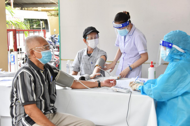 Cách nào để huyết áp không bị cao trước khi tiêm vắc-xin COVID-19?