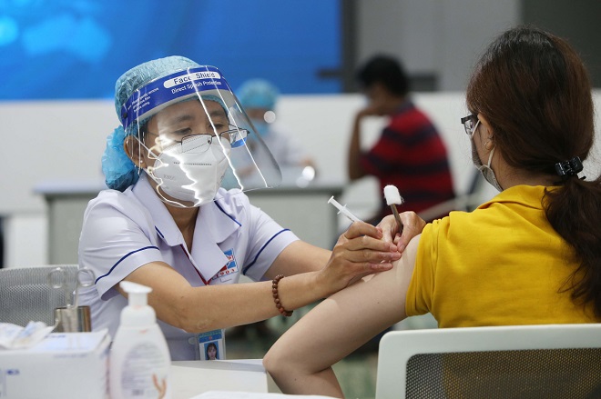 Tiêm vắc-xin ngừa COVID-19 về bị tiêu chảy, ói phải làm sao?