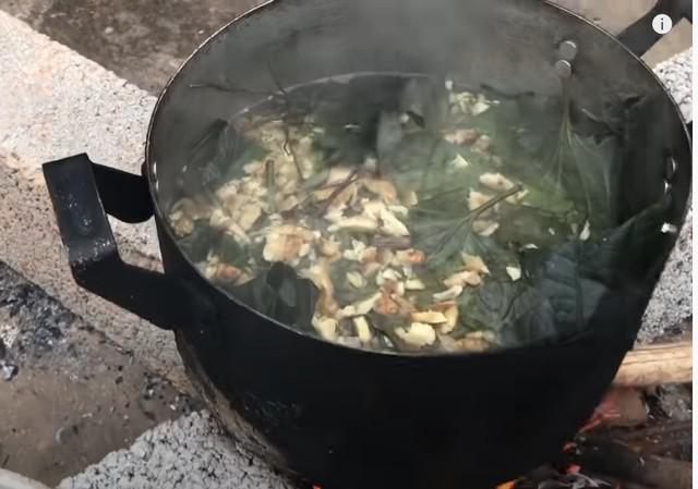 Nồi nước thảo dược rẻ tiền chữa chứng đau nhức xương khớp khi trái gió trở trời rất hiệu quả