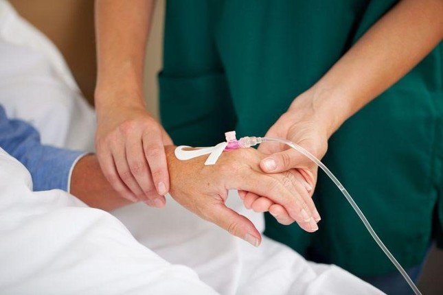 Người mắc cúm A có nên truyền dịch không?