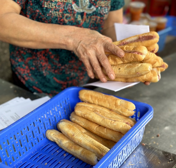 Ba không khi ăn bánh mì