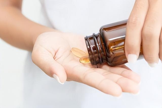 Uống vitamin thường xuyên có hại gan không? Nhắc nhở 4 loại vitamin không nên dùng lâu dài