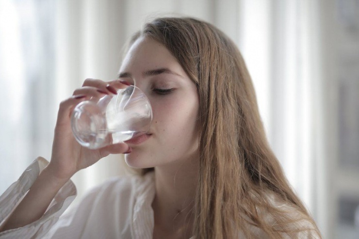 Nên uống bao nhiêu nước sau khi thức dậy vào buổi sáng?