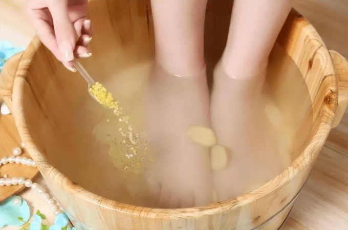 Ngâm chân bằng nước gừng mỗi ngày có tác dụng gì?