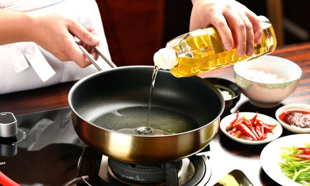 Lan truyền tin dầu ăn độc hại hơn rượu, chuyên gia nói gì?