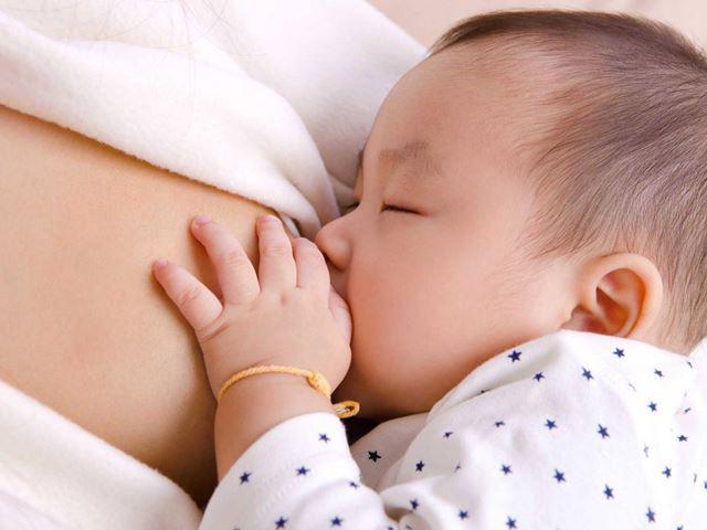 Trẻ 5 tháng tuổi đi ngoài nhiều lần trong ngày mẹ nên làm gì?