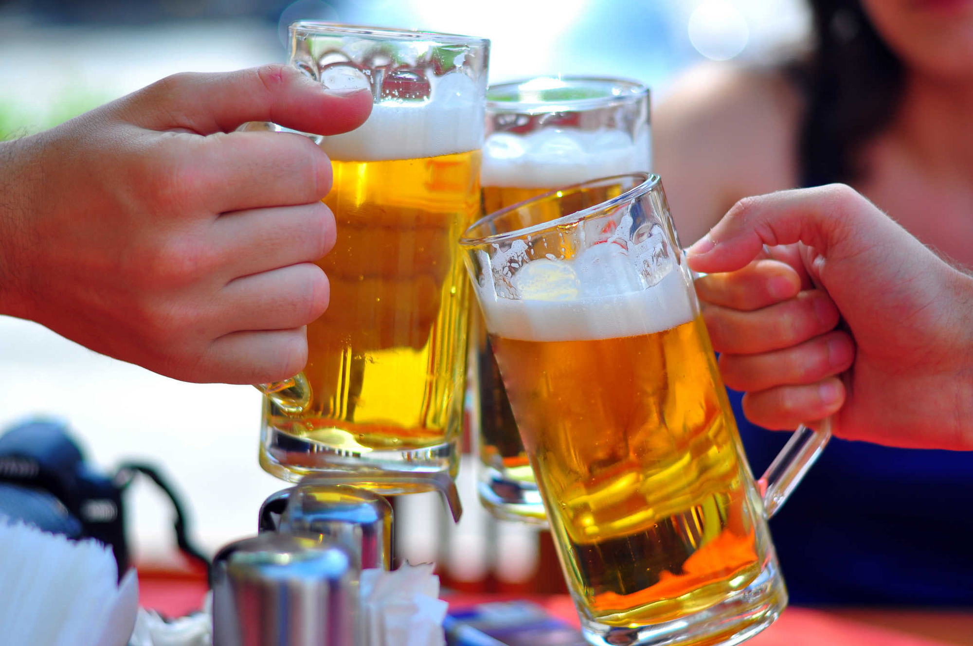 Uống rượu hay uống bia có hại cho nam giới hơn?
