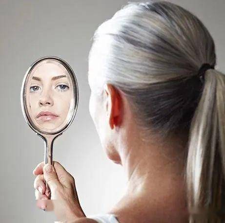 Cơ thể thiếu “vitamin” nào sẽ khiến tóc bạc? Làm thế nào để ngăn tóc bạc xuất hiện?