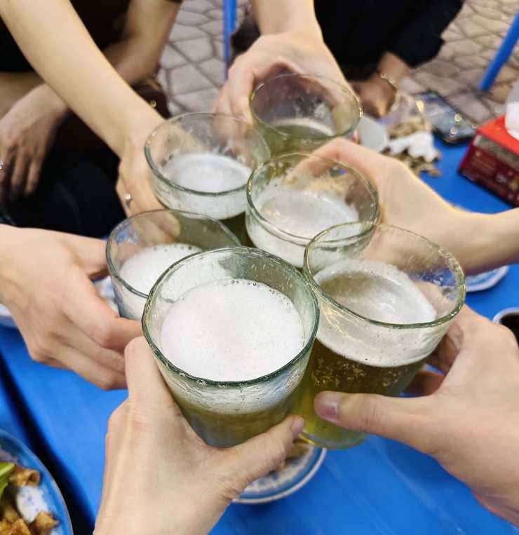 Uống bao nhiêu cốc bia khiến nồng độ cồn lên mức phạt kịch khung?