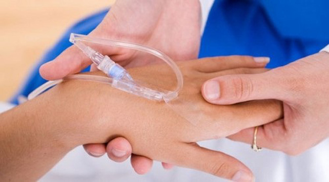 Tuyệt đối không truyền dịch cho trẻ bị sốt xuất huyết tại nhà