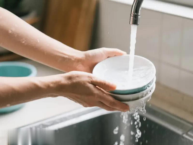 Rửa bát mỗi ngày nhưng nhiều người vẫn mắc 6 sai lầm tai hại: Vi khuẩn bám đầy trên bát đũa mà không hay biết