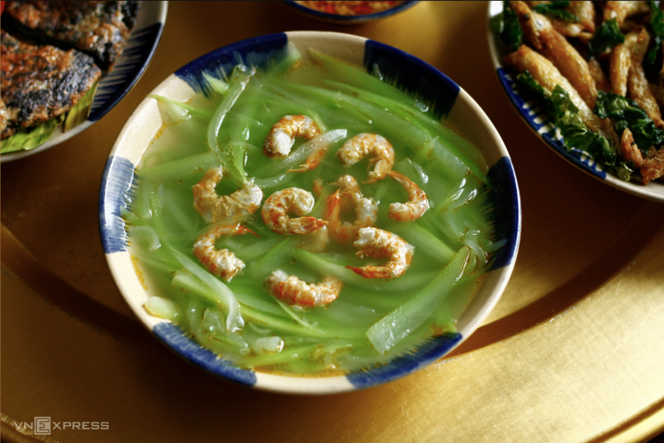 Mối nguy tiềm ẩn từ thói quen ăn cơm chan canh