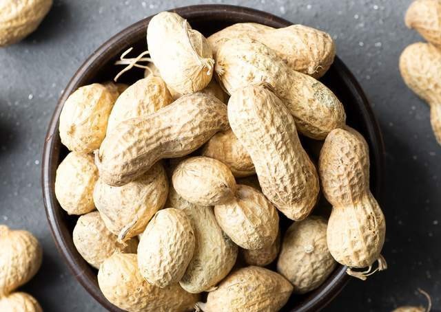 Vì sao không nên dùng lạc làm mồi uống rượu, bia?