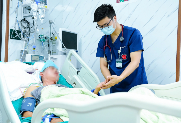 Đi nắng về thấy nóng nực rồi tắm ngay: Sai lầm 