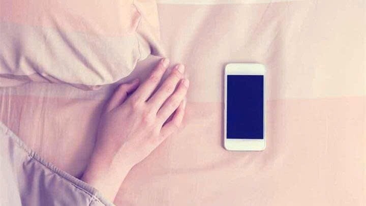 Vì sao không nên để điện thoại ngay cạnh giường khi ngủ?
