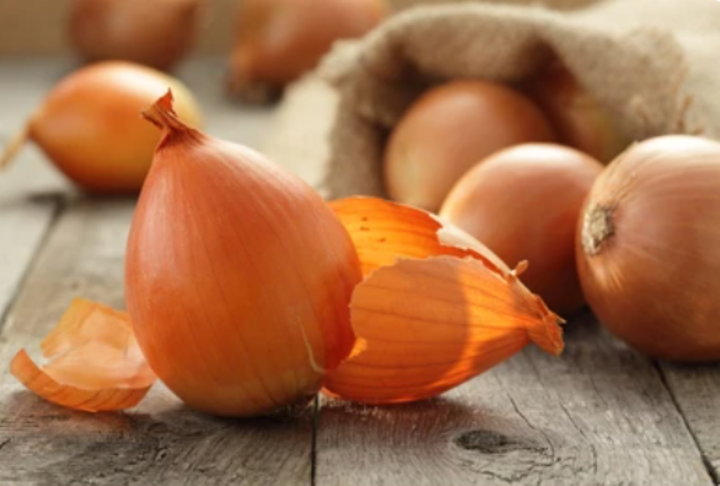 Vì sao không nên vứt bỏ vỏ hành tây?