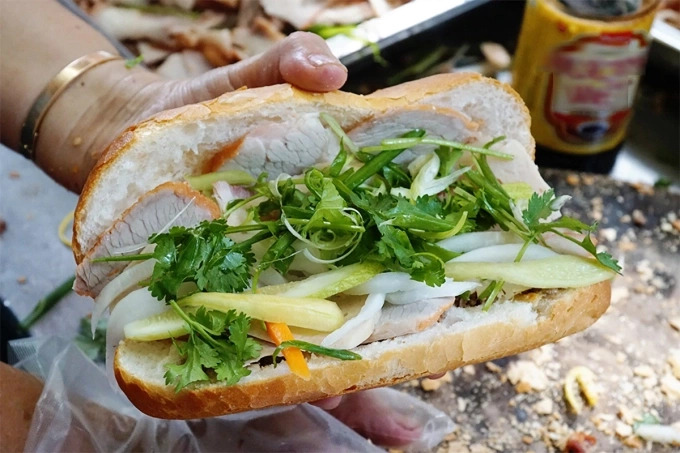 Vì sao bánh mì liên tiếp gây ngộ độc hàng loạt?
