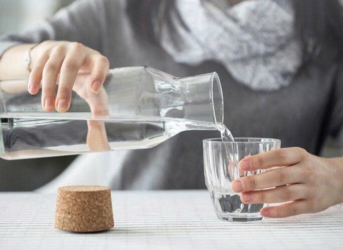 Sai lầm khi uống nước mà hàng triệu người mắc phải, gây áp lực lên thận
