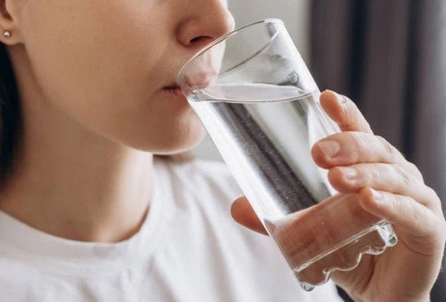 5 sai lầm khi uống nước có thể gây suy thận, nhiều người Việt vẫn mắc phải